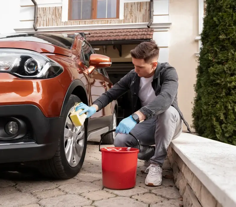 Lavage auto à domicile Le Teich : professionnel intervenant sur un véhicule